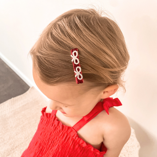  Merry Pearl Bow Clip – a festive red clip adorned with delicate white pearl bows, measuring approximately 5cm. Perfect for holiday parties, family gatherings, and everyday wear.