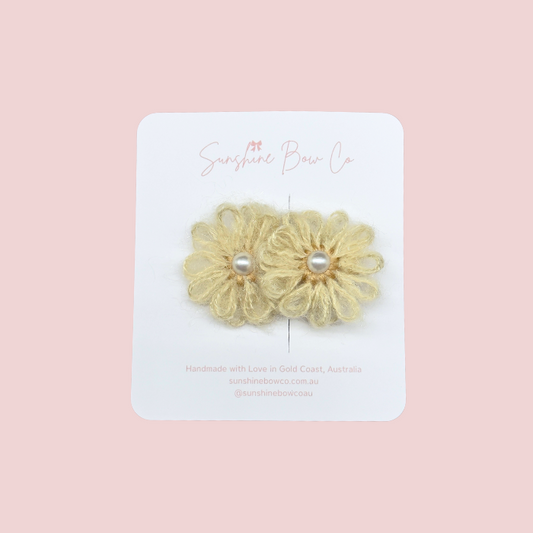 Pearl flower hair clip for girls in a neutral color, elegant and versatile for any hairstyle.