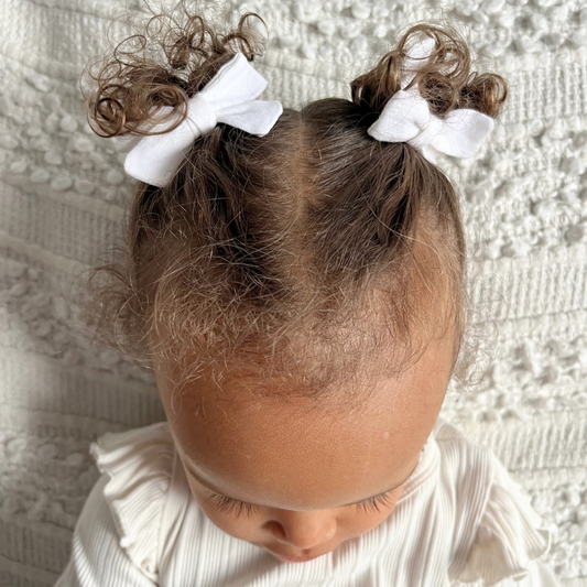 
ChatGPT
Alt text:
Set of two white Pure Linen Pigtail Bows, crafted from a linen-cotton blend. Includes right and left clips, perfect for pigtail hairstyles. Classic and elegant, ideal for everyday wear or special occasions.